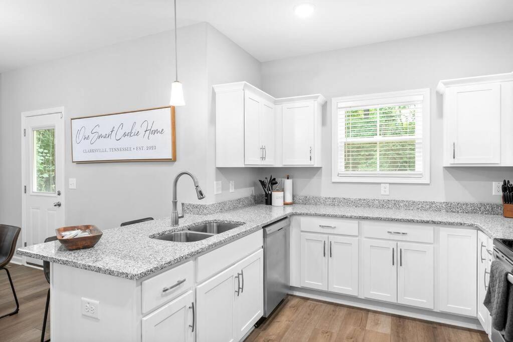 One-Of-A-Kind Smart, Cookie Themed Home For Up To 6 Clarksville Exteriér fotografie