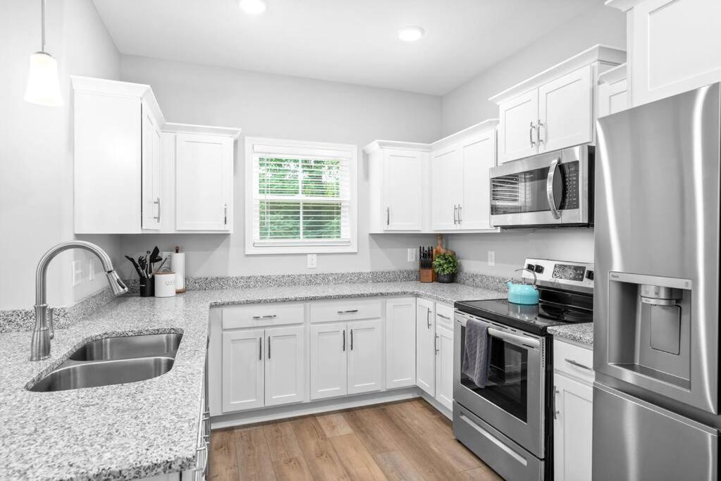 One-Of-A-Kind Smart, Cookie Themed Home For Up To 6 Clarksville Exteriér fotografie