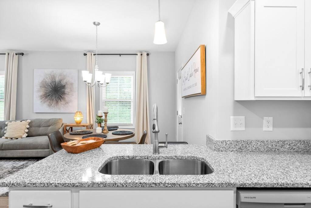 One-Of-A-Kind Smart, Cookie Themed Home For Up To 6 Clarksville Exteriér fotografie